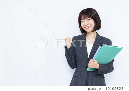 ガッツポーズをしているスーツ姿の30代ビジネスウーマン 101063224