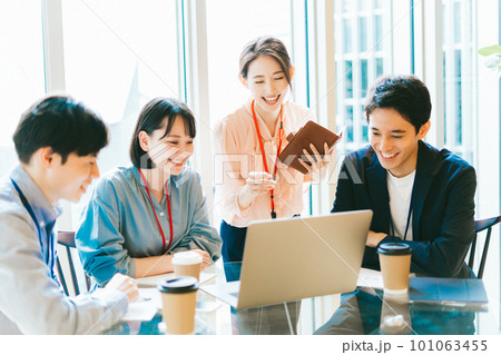 ビジネスシーン (会議、ミーティング) ビジネスシーン (会議、ミーティング) 101063455