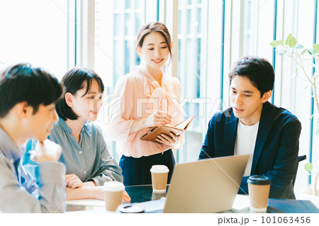 ビジネスシーン （会議、ミーティング） 101063456