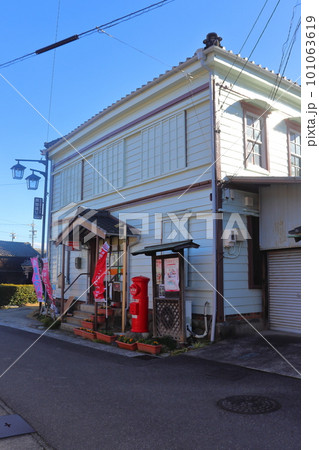 レトロな建物を活用した郵便局（愛知県知多市岡田の古い街並み） 101063619