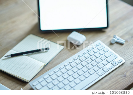 カジュアルなテーブルに置かれたタブレットPCなどビジネス道具一式 カジュアルなテーブルに置かれたタブレットPCなどビジネス道具一式 101063830