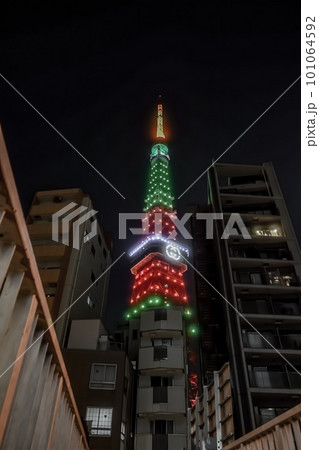 歩道橋から見るGUCCIマークの東京タワー 101064592