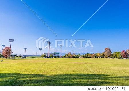 秋晴れを背景に野球場と芝生風景「佐賀県立森林公園」 秋晴れを背景に野球場と芝生風景「佐賀県立森林公園」 101065121