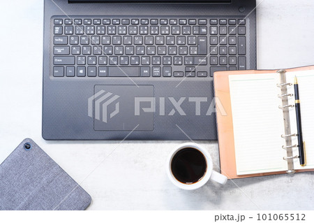 ノートパソコンでデスクワーク中のイメージ ノートパソコンでデスクワーク中のイメージ 101065512