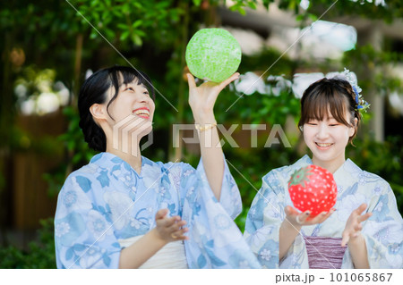 紙風船で遊ぶ浴衣女性のポートレート 紙風船で遊ぶ浴衣女性のポートレート 101065867