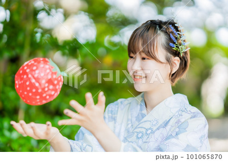 紙風船で遊ぶ浴衣女性のポートレート 101065870