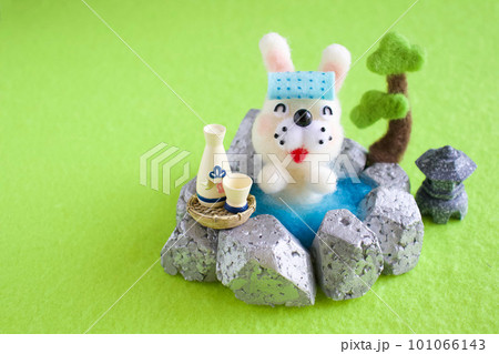 露天風呂に入ってる羊毛フェルトのウサギ 露天風呂に入ってる羊毛フェルトのウサギ 101066143