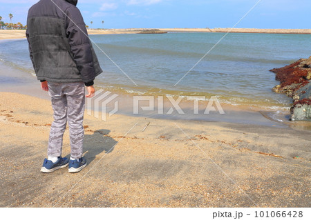 砂浜で海を眺める男の子 101066428
