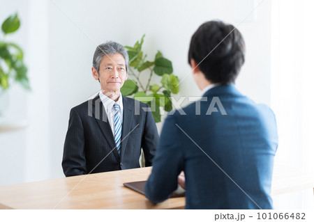 会議をするビジネスマンたち（ビジネス・ミーティング・面接） 101066482