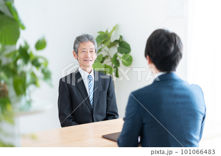 会議をするビジネスマンたち（ビジネス・ミーティング・面接） 101066483