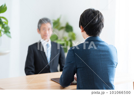 会議をするビジネスマンたち（ビジネス・ミーティング・面接） 101066500