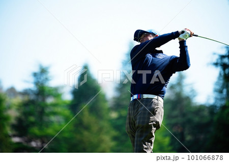 ゴルフをする男性 ゴルフをする男性 101066878