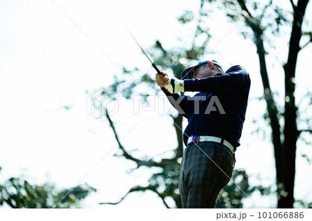 ゴルフをする男性 101066886