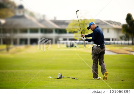 ゴルフをする男性 101066894