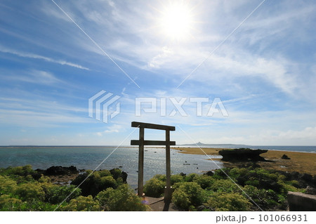 沖縄　本部　備瀬埼灯台（海御神宮）から見る伊江島タッチュー 101066931