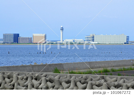 対岸から見る中部国際空港セントレア 対岸から見る中部国際空港セントレア 101067272
