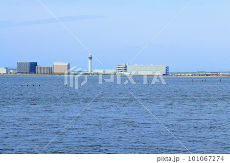対岸から見る中部国際空港セントレア 101067274