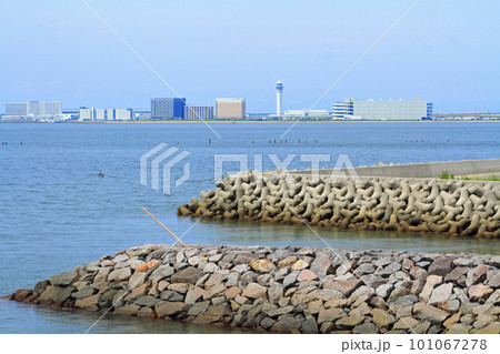 対岸から見る中部国際空港セントレア 101067278