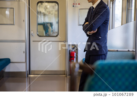 電車に乗るビジネスマン 101067289