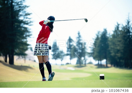 ゴルフをする女性 ゴルフをする女性 101067436