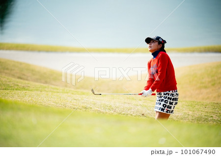 ゴルフをする女性 101067490