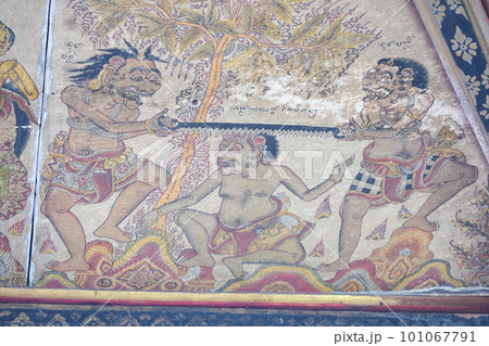 バリ島東部の観光地 スマラプラ宮殿（クルタゴザ）の地獄絵 101067791