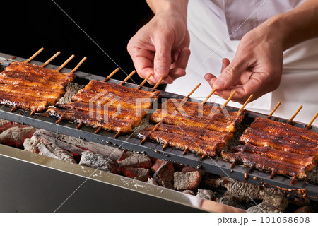 鰻の蒲焼を焼く職人 鰻の蒲焼を焼く職人 101068608