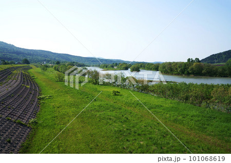 広大な自然　天塩川と堤防　北海道 101068619