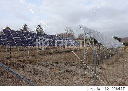 急傾斜パネルが設置された北国仕様の太陽光発電所 急傾斜パネルが設置された北国仕様の太陽光発電所 101068697