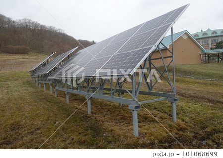 急傾斜パネルが設置された北国仕様の太陽光発電所 101068699
