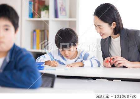 塾で勉強する小学生と先生 塾で勉強する小学生と先生 101068730