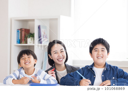 塾で勉強する小学生と先生 塾で勉強する小学生と先生 101068869