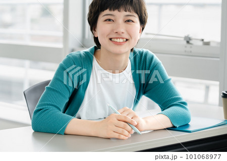 会話する若い女性のポートレート 会話する若い女性のポートレート 101068977