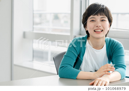 会話する若い女性のポートレート 101068979