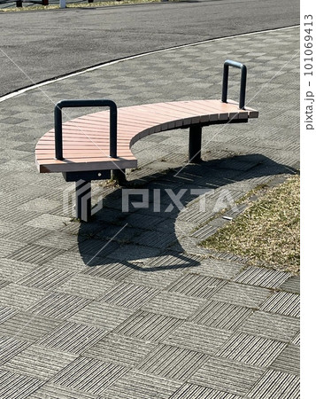 公園にあるベンチ 101069413