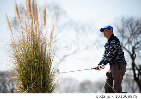 ゴルフをする男性 101069878