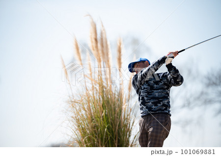 ゴルフをする男性 ゴルフをする男性 101069881