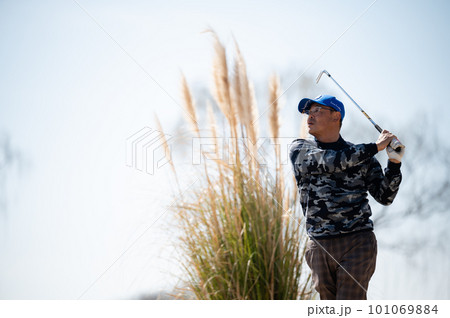 ゴルフをする男性 101069884