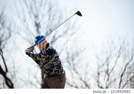 ゴルフをする男性 101069885