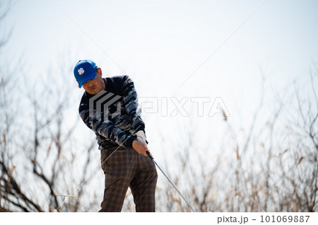 ゴルフをする男性 101069887