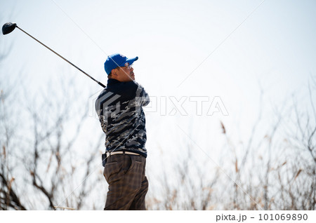 ゴルフをする男性 101069890