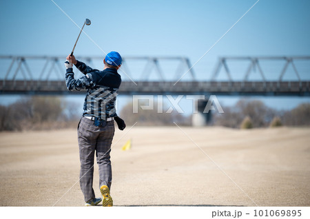 ゴルフをする男性 101069895