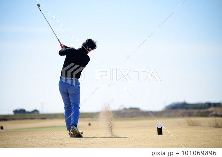 ゴルフをする男性 101069896
