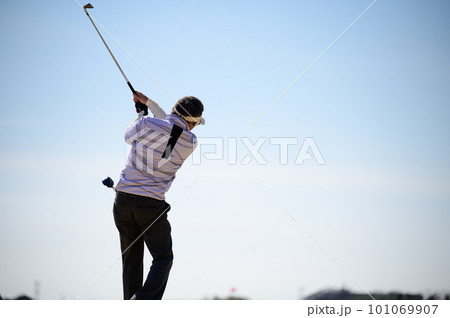 ゴルフをする男性 101069907
