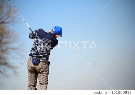 ゴルフをする男性 101069912