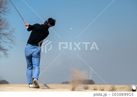 ゴルフをする男性 101069915