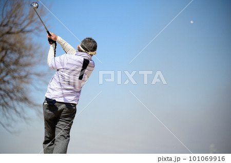 ゴルフをする男性 101069916