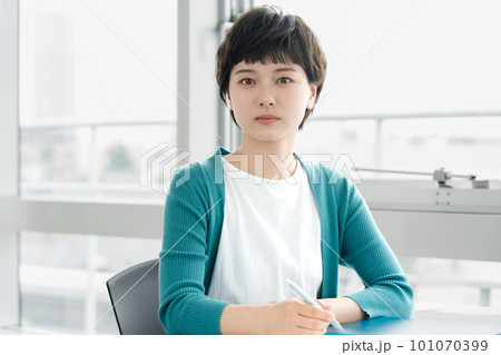 勉強する女子大学生のポートレート 101070399