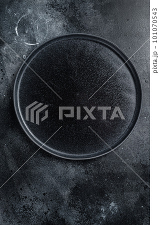 Empty black craft plate on table. Table setting. Black background. Top view. Copy space 101070543