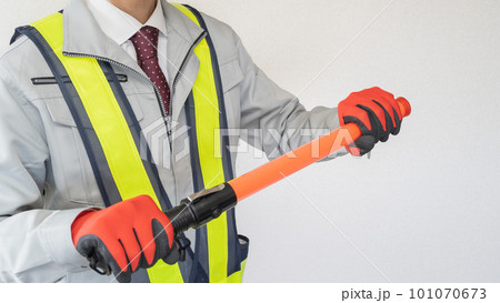 誘導棒を持つ作業員 誘導棒を持つ作業員 101070673